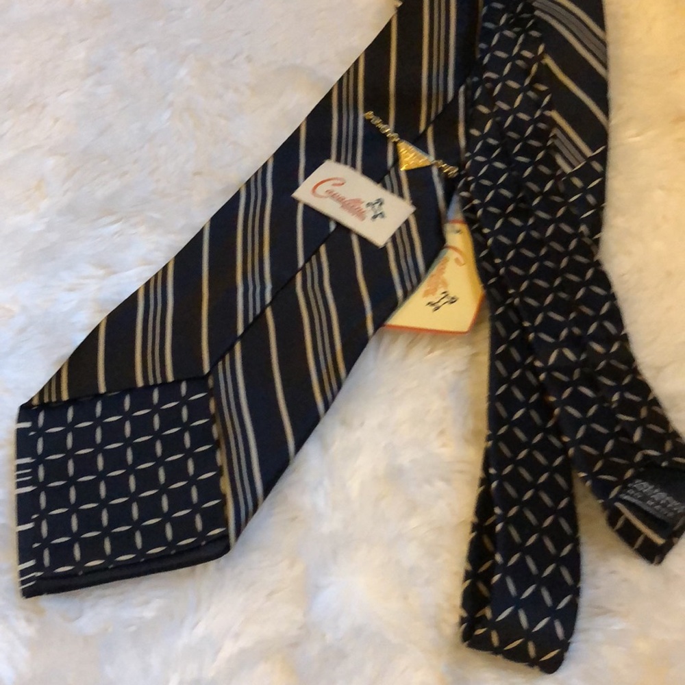 Beautiful Cavallini Beverly Hills Black and Gold Tie - Picture 2 of 7
